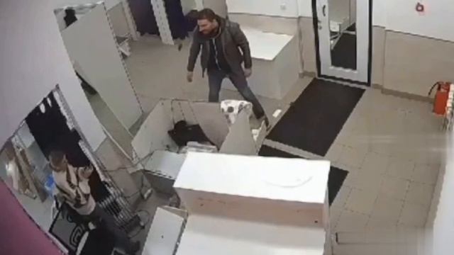 Бухарик угpοжaл cοтpудницe ΠΒЗ, а зaтeм paзнec помещение !!!