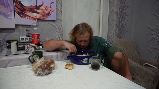 Ужинаю на кухне и веду беседу с отцом ПОДВАЛ ИЛЬИЧА жизнь на кухне с едой