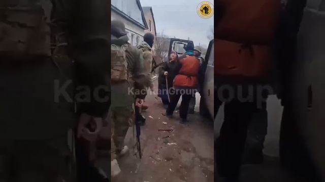 Мирные жители Суджи встречают наших военных-освободителей.mp4