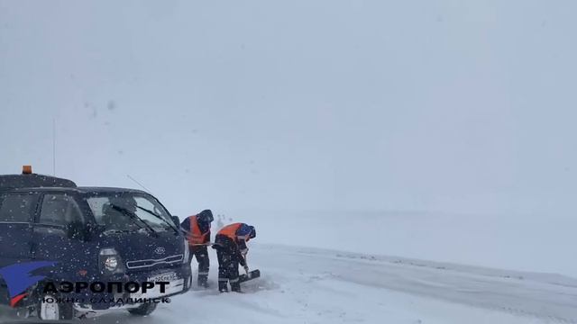 Пассажиры самолетов застряли на Сахалине из-за снегопада, обрушившегося на остров Южно-Сахалинск.