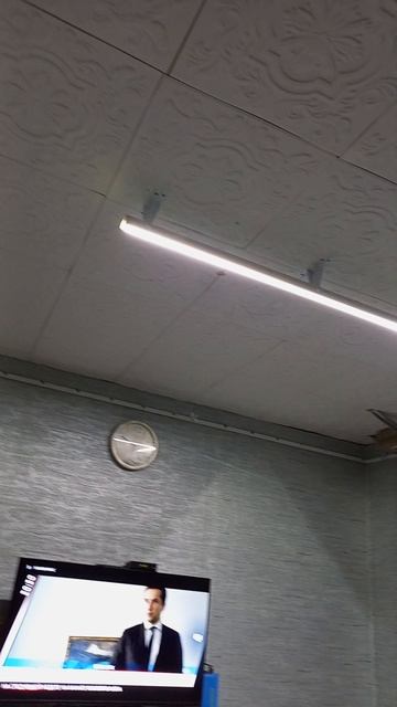 Световая линия под натяжным потолком.