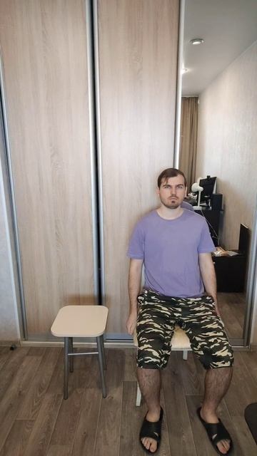 Сажусь на стул со спинкой