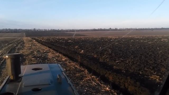 ЮМЗ-6 турбо и МТЗ 82 на вспашке поля после кукурузы