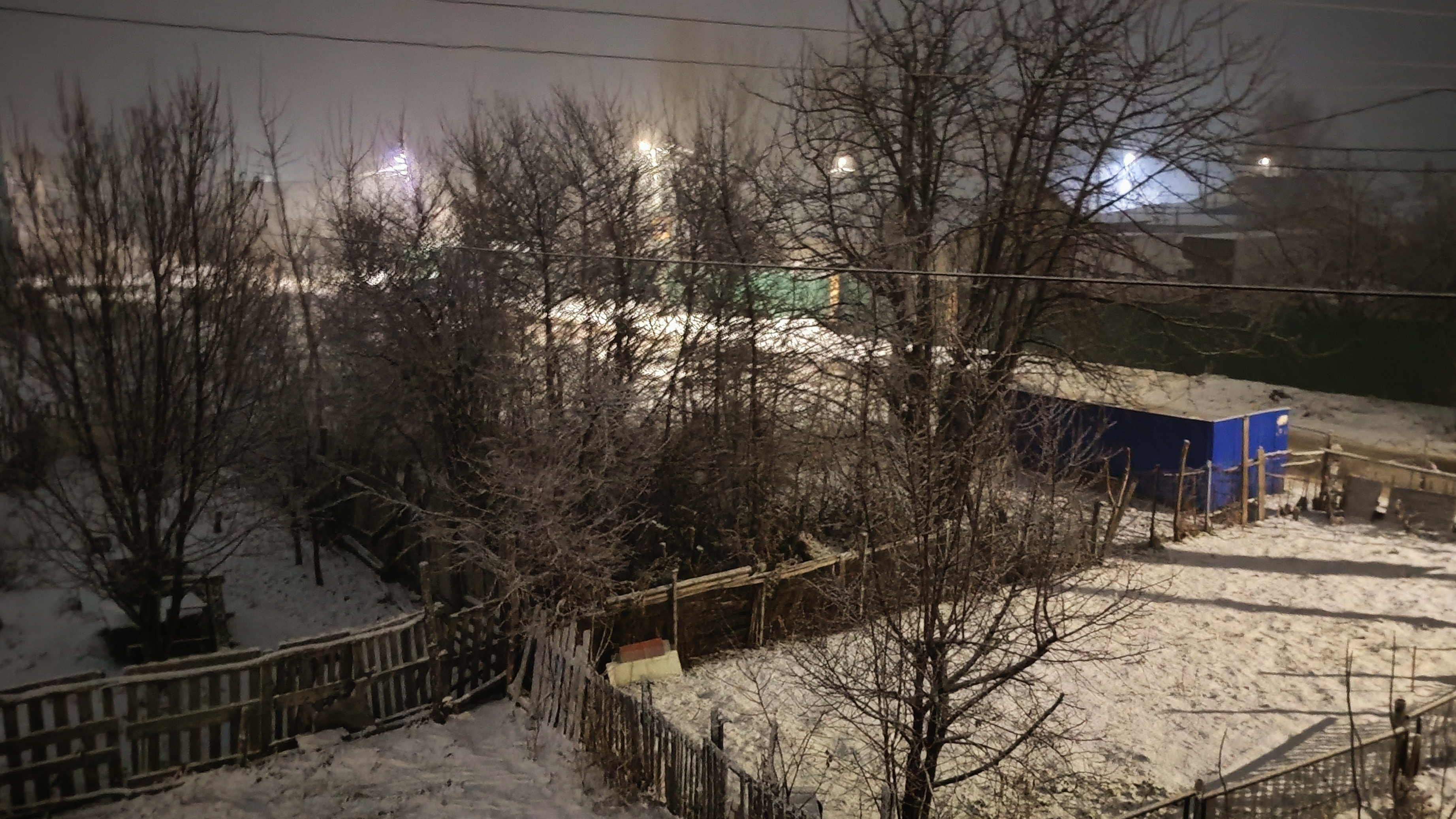 снег хлопьями в марте, деревенские будни, деревня, снегопад