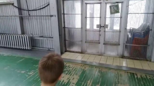 Кидает мяч в кольцо