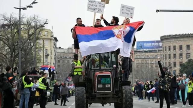 Колонна протестующих на тракторах прибыла на площадь к парламенту Сербии.