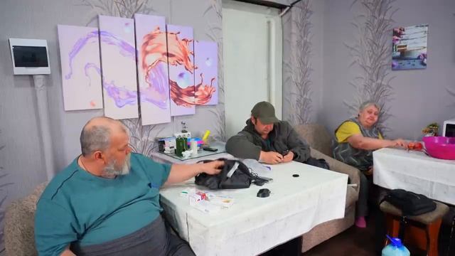 Утро Иду на рынок за молоком Купил по пути маме телефон и груши Огород и сад Вкусный ужин ДЕРЕВНЯ
