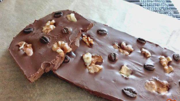 Крафтовый шоколад с кофейными зернами и грецким орехом