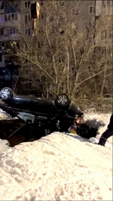 Авто провалилось под землю в черте города