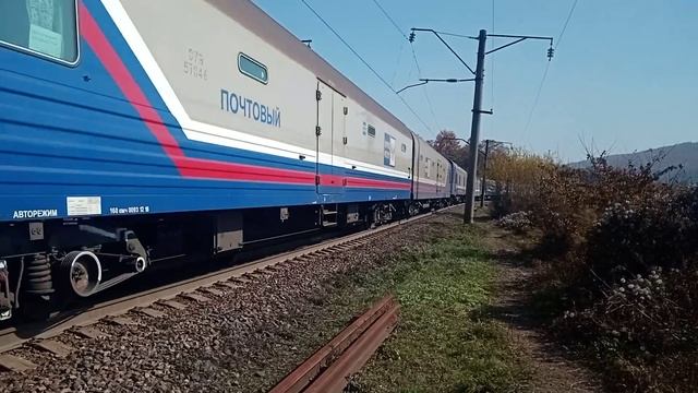 Юбилейный! Электровоз ЭП1-200 с почтово-багажным поездом.