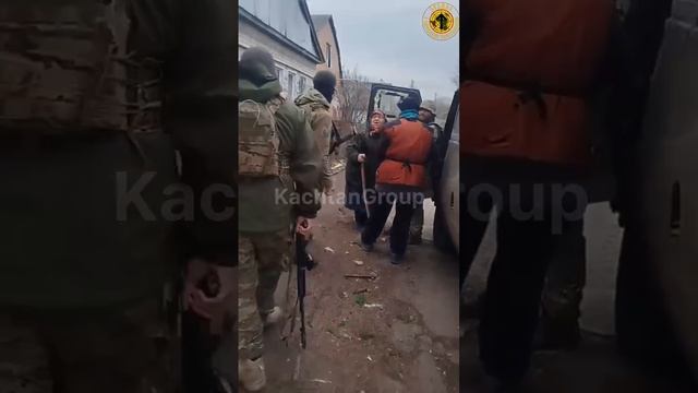 Так в освобожденной Судже мирные люди, которые пережили 7 месяцев оккупации, встречают наших бойцов.