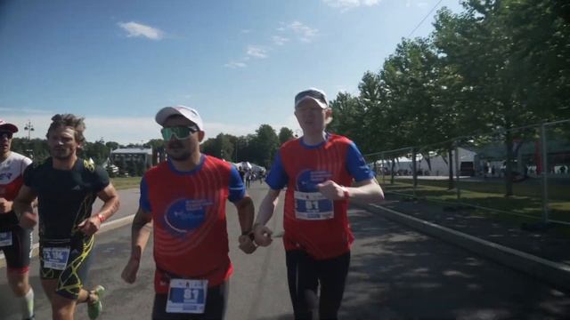 Незрячие спортмены финишировали гонку IRONMAN 70.3 в Санкт-Петербурге.