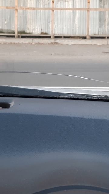 Лобовое стекло и то как ползет на нем трещина