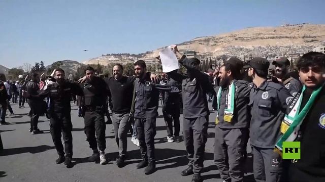 السوريون يحتفلون في ساحة الأمويين في دمشق بالذكرى الرابعة عشرة لـ"الثورة السورية"