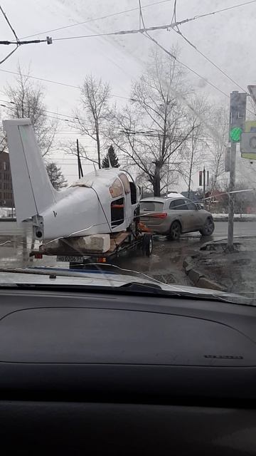 Покатили "Бонанзу" в другой ангар собирать.