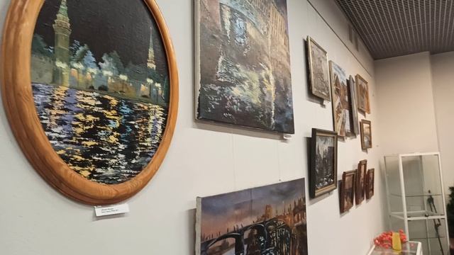панорама выставки академика Натальи Бога́. 12 ноября 2025.