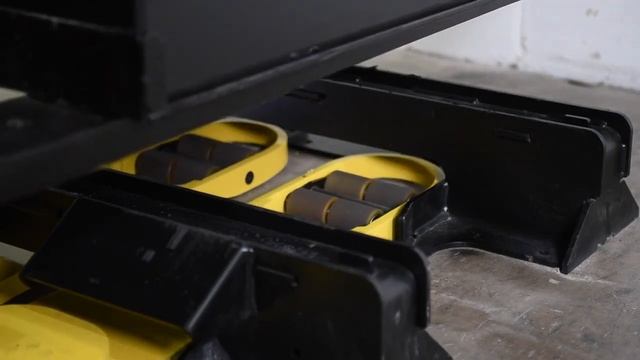 Боковое извлечение батареи из электропогрузчика Hyster