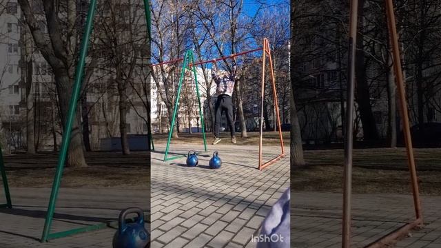 Это дворовый атлетизм !!! 🤟🤟🤟Выходите на площадки в ясную погоду и купайтесь в солнечных лучах 🌞