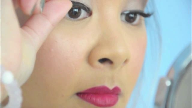 HOW TO APPLY A STRIP LASH