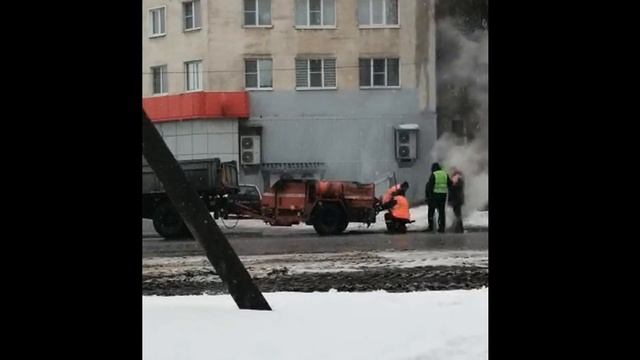 Клоуны кладут асфальт на снег  За наши деньги  Город Елец ул  Костенко