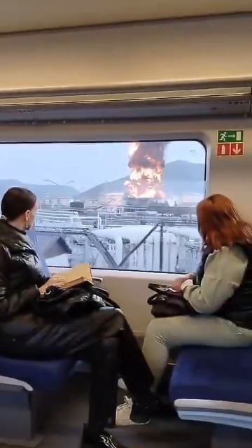 Мы прибываем на станцию Туапсе. Пассажиры поезда наблюдает за горящей бочкой с топливом после не...