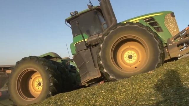 John Deere 9630 articulated tractor on steep silage pit in Texas