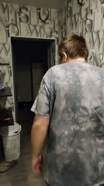 Брат вышел из кухни