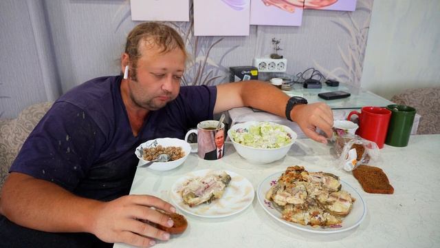 Урожайный огород Стройка от сынули Обед от мамы жареный карась  салат Кушаю мороженное из СССР