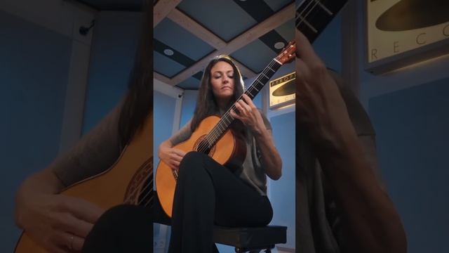 учимся играть на гитаре.