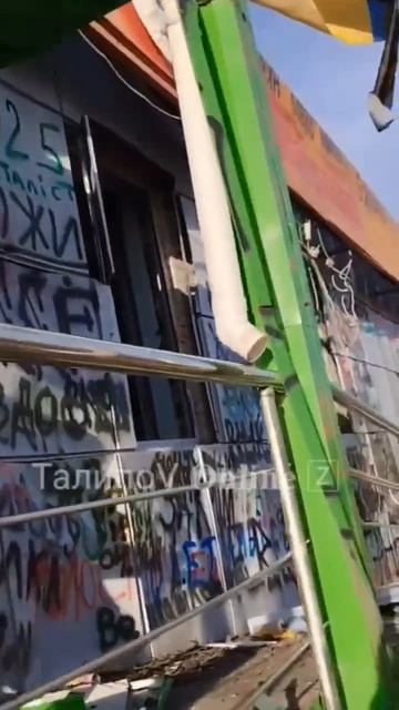 Видео возле той самой знаменитой «Пятерочки». На стенах почти живого места нет от украинской нас...