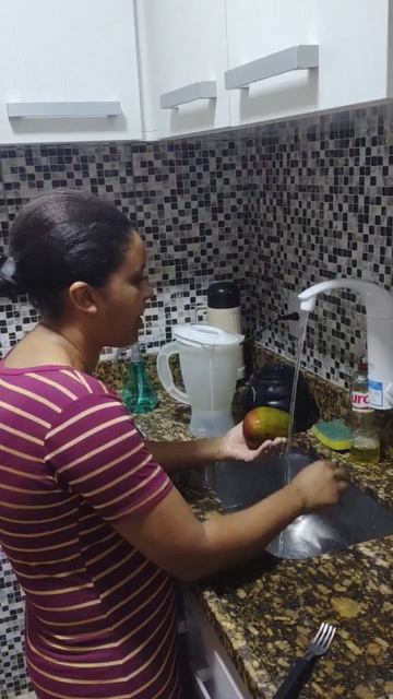 Fazendo suco de manga Palmer