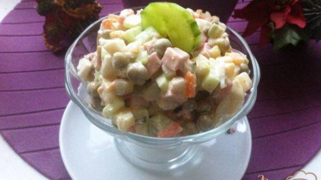 Салат овощной с колбасой