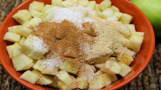 Слойки с яблоком и лесным орехом