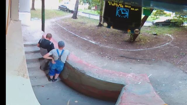 Под окном 2019 июнь 07 возня с замком капремонт