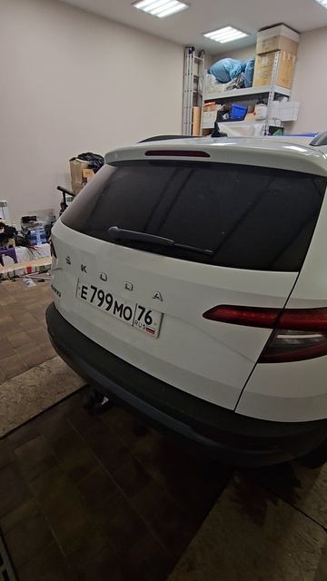 Работа установленного оригинального электропривода багажной двери Skoda Karoq