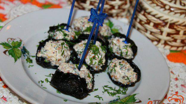 Чернослив фаршированный твердым сыром и грецкими орехами