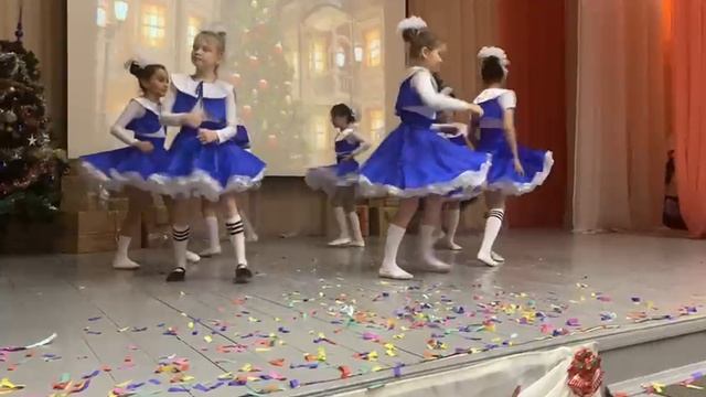 Новогодний танец.
