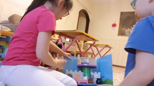 Распаковка Замок Маленького королевства Бэна и Холли