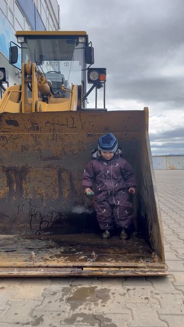 Володя в луже ковша трактора. 29.05.2024