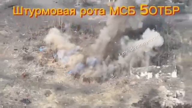 Штурмовики 5 ОТБР подрывают укрытие с украинскими военнослужащими с помощью ТМки