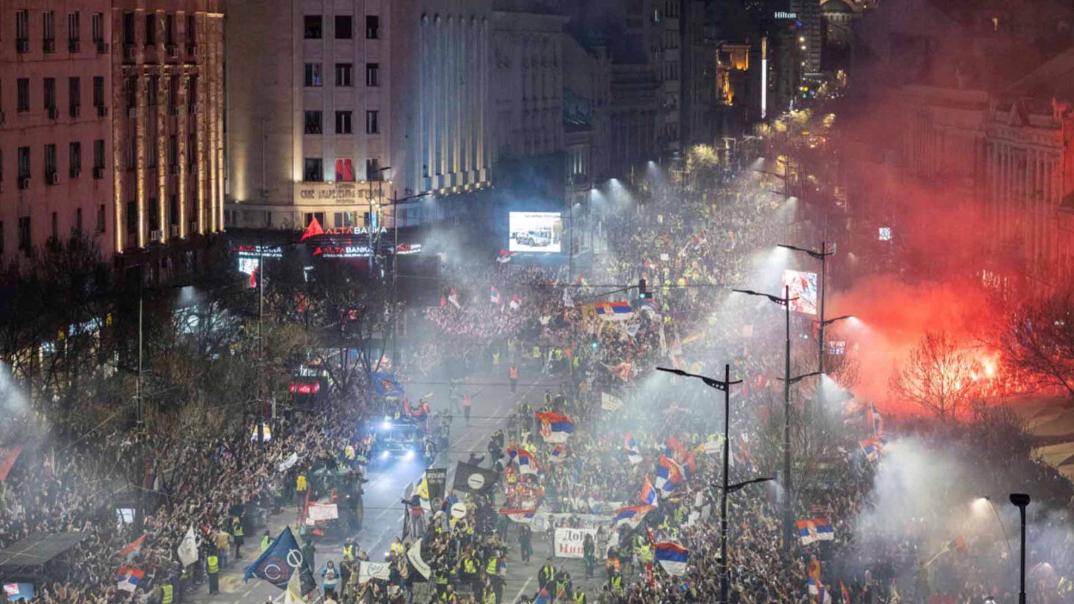 Сербия готовится к массовому антиправительственному митингу. Тысячи людей вышли на улицы Белграда