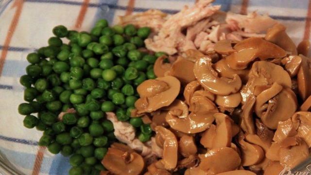 Салат из курицы и риса Деревенский