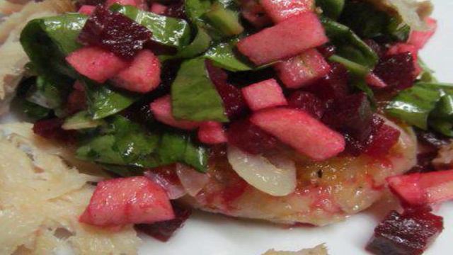 Салат из свеклы и рыбы на картофельной лепешке