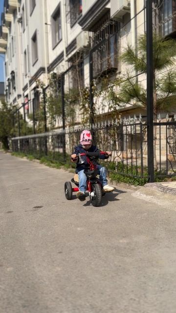 Анюта на велосипеде