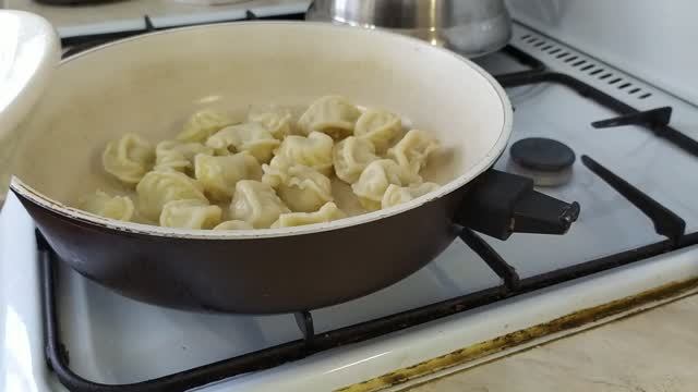 Пельмени жареные на сковороде