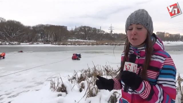 Безопасности ради. Спасатели вытащили из-подо льда водолаза
