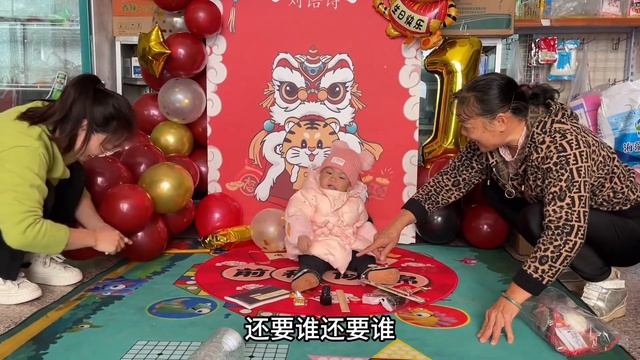 小航航看小表妹抓周，自己也想要进去参与，看看我们表妹抓了什么