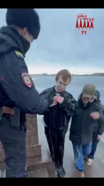 Челик провалился под лёд, при попытке спасти свои наушники.