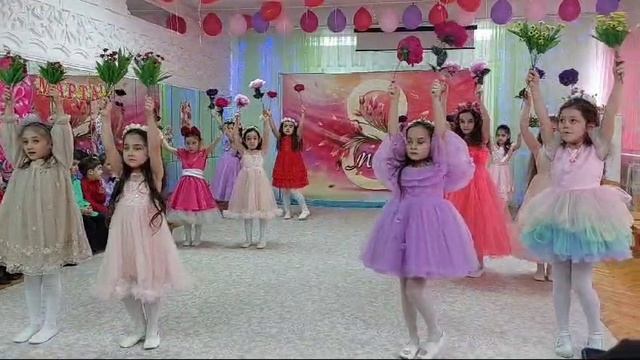 8 МАРТА (танец с цветами)