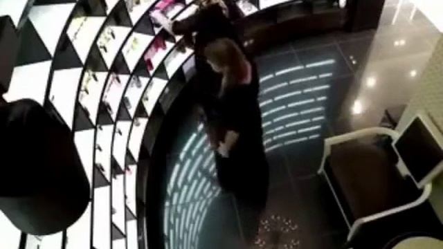 Каспийск, магазин visage hall. Зачем покупать духи за 10 тысяч рублей, когда достаточно надушится?!